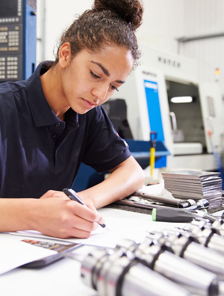 Técnica SKF trabajando en planta